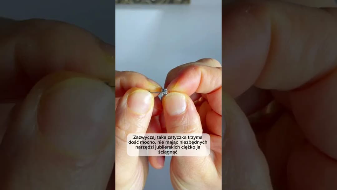 Jak odpiąć kolczyk z angielskim zapięciem bez ryzyka uszkodzenia Jak odpiąć kolczyk z angielskim zapięciem bez ryzyka uszkodzenia