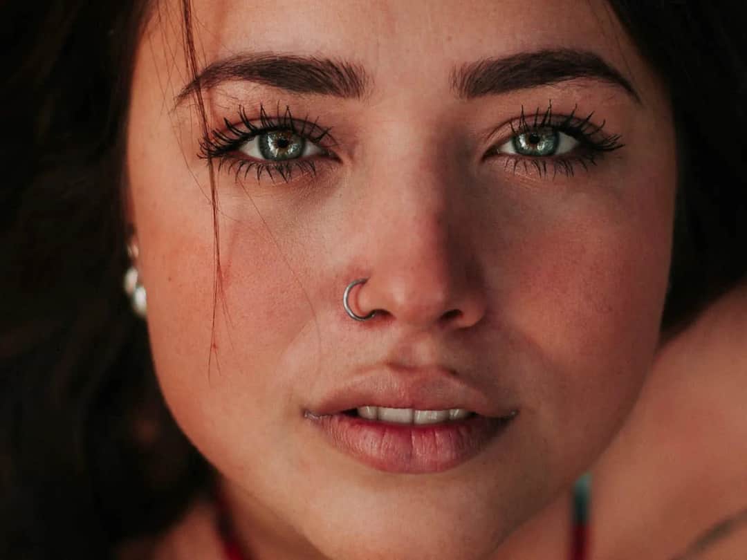 Komu pasuje kolczyk w nosie? Odkryj idealne style dla siebie
