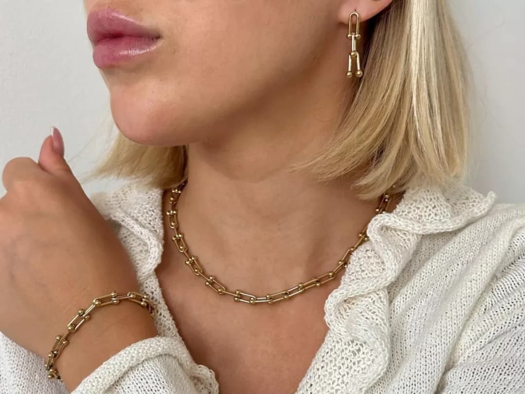 Jak wyczyścić naszyjnik, aby zachować jego blask i trwałość