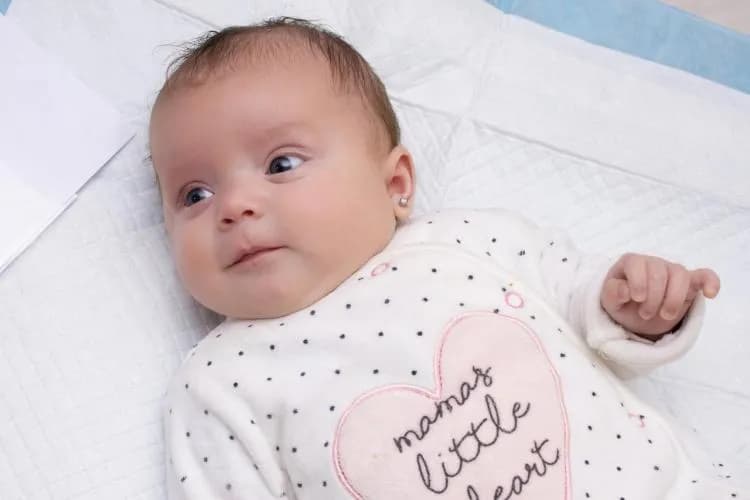 Jak ściągnąć kolczyki lecznicze dziecku bez bólu i ryzyka infekcji