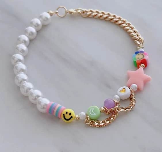 Jak zrobić bransoletkę z kwiatkami z koralików - proste kroki i porady