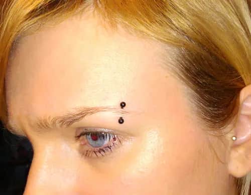 Jak zrobić kolczyk w brwi: bezpieczne metody i ważne wskazówki