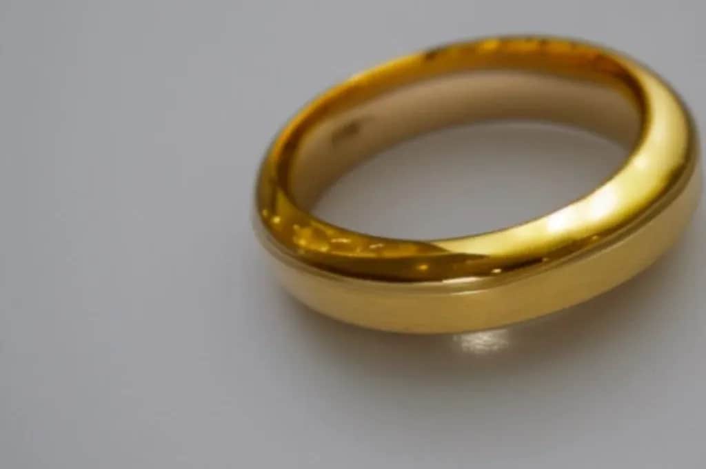 Jak wypolerować obrączkę, by przywrócić jej blask bez ryzyka zniszczeń