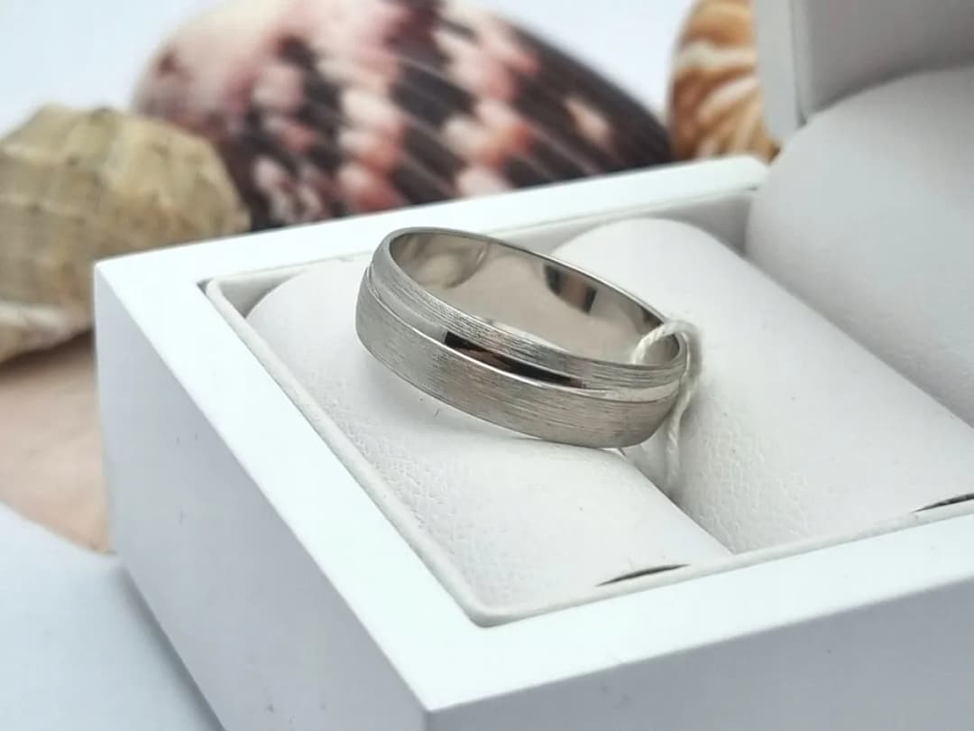Ile kosztuje srebrna obrączka? Sprawdź ceny i porównaj oferty
