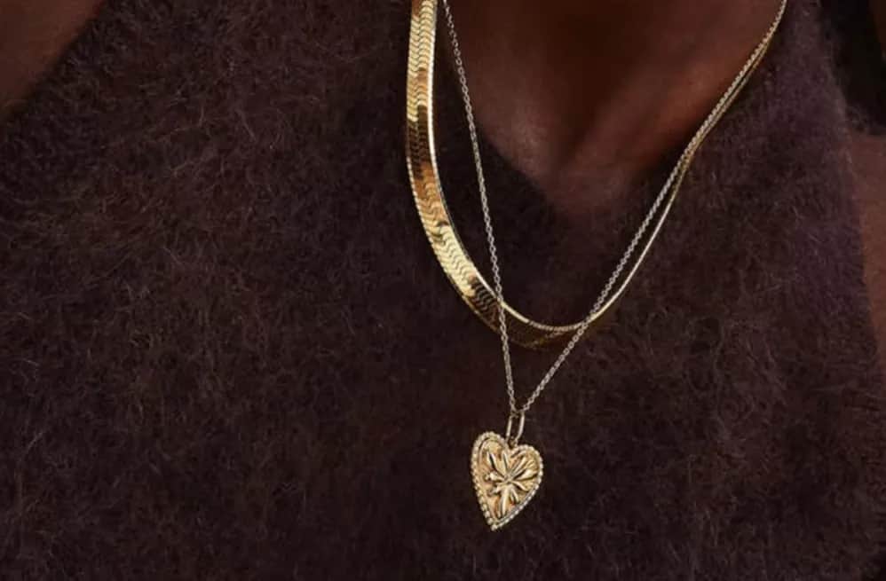 Jak nosić naszyjnik, aby wyglądać stylowo i uniknąć modowych błędów