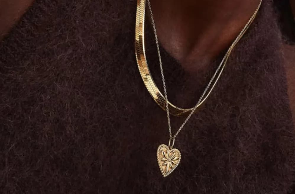 Jak nosić naszyjnik, aby wyglądać stylowo i uniknąć modowych błędów