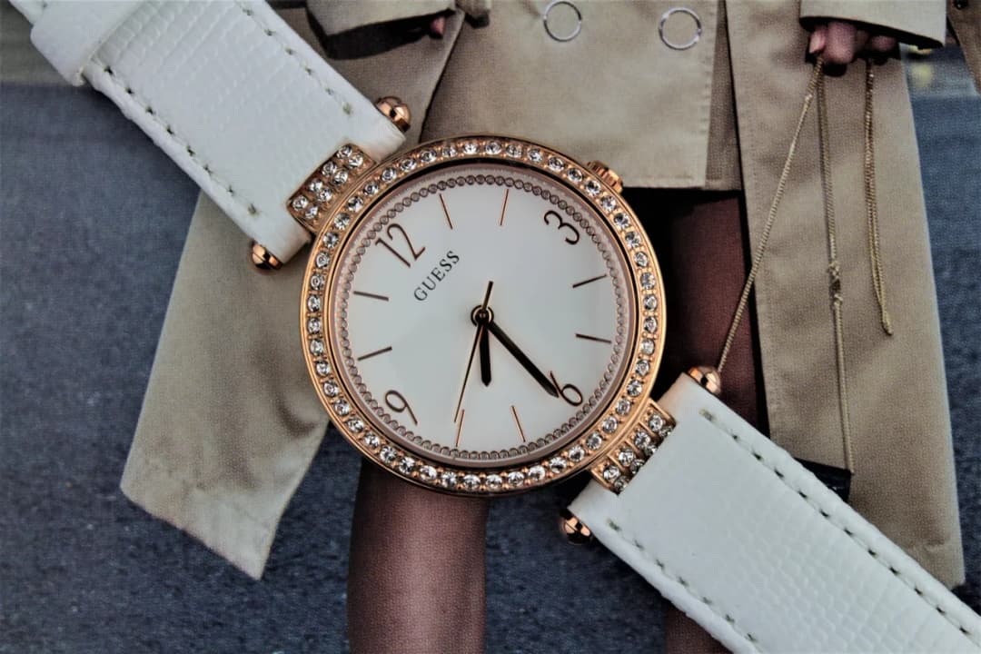 Zegarek damski biały pasek – elegancja i styl w przystępnej cenie