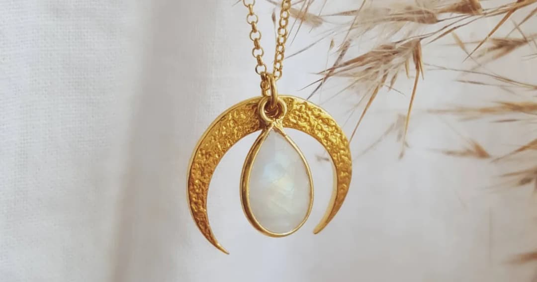Co oznacza naszyjnik z księżycem? Odkryj jego głęboką symbolikę