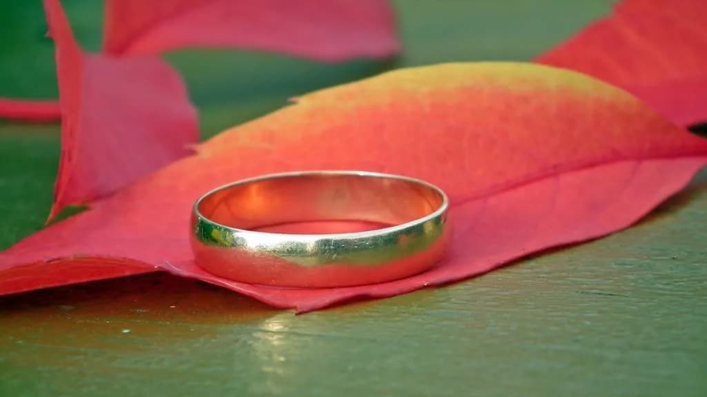 Na którą rękę obrączka? Poznaj tradycje i znaczenie w Polsce