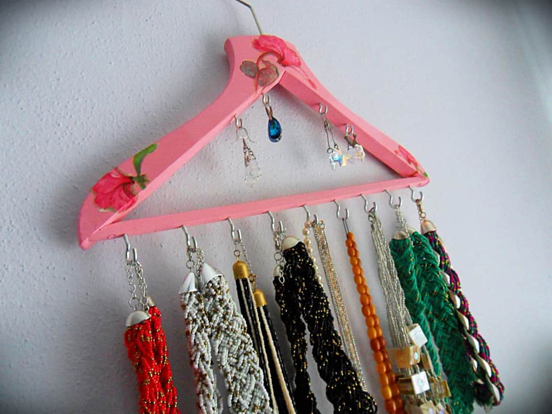 Jak zrobić wieszak na naszyjniki - proste pomysły na DIY, które zachwycą