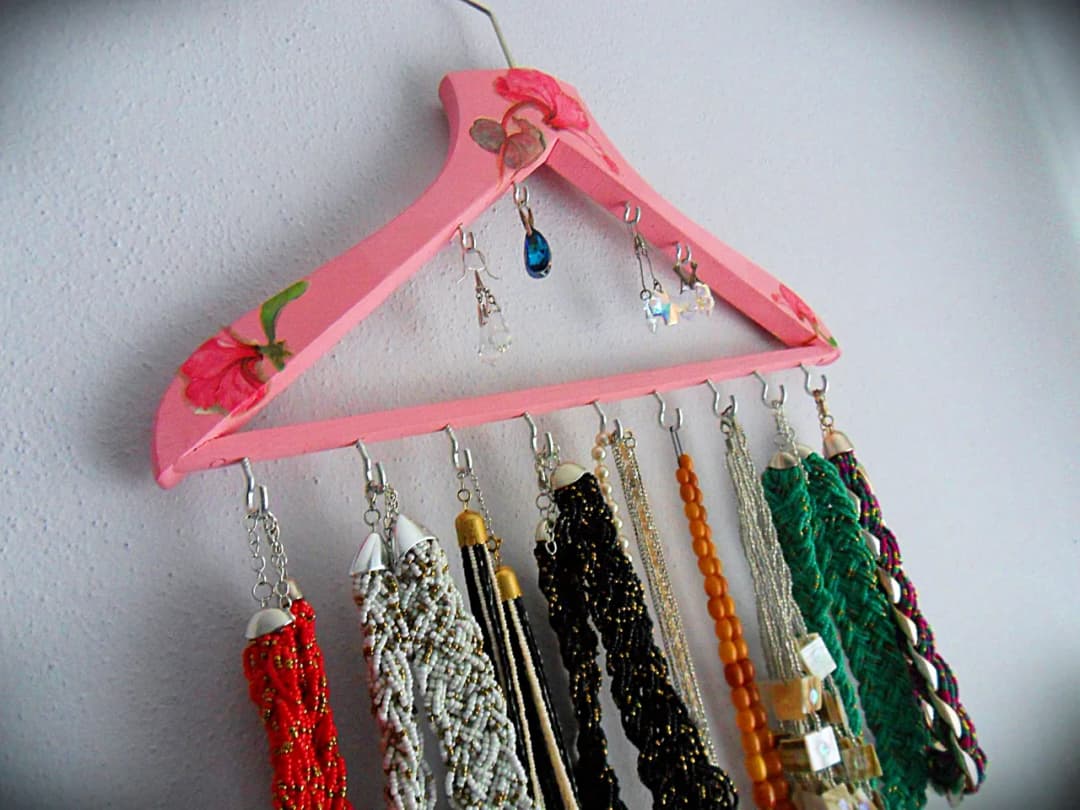 Jak zrobić wieszak na naszyjniki - proste pomysły na DIY, które zachwycą