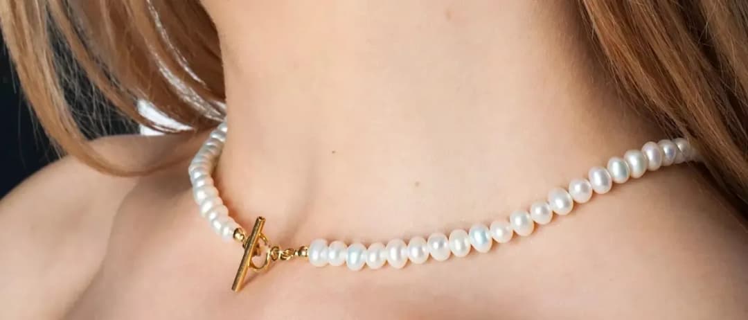 Naszyjnik przy szyi jak się nazywa? Poznaj choker i jego style