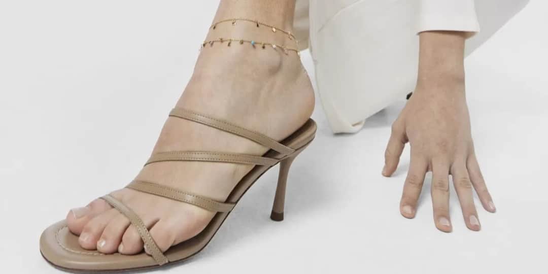 Bransoletka na prawej nodze znaczenie – odkryj jej ukryte symbole