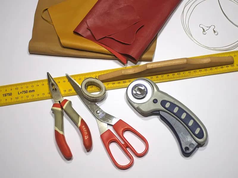 Co jest potrzebne do robienia kolczyków? Kluczowe narzędzia i materiały