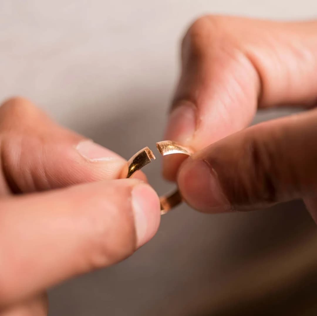 Kiedy zdjąć obrączkę, aby uniknąć uszkodzeń i zagrożeń zdrowotnych