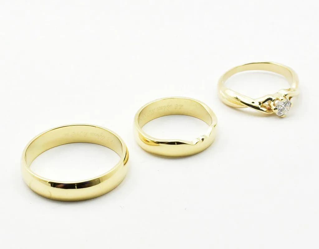 Złoty pierścionek jak obrączka – piękne opcje na zaręczyny i ślub