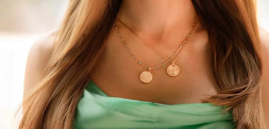 Jaki naszyjnik do zielonej sukienki, aby wyglądać olśniewająco?