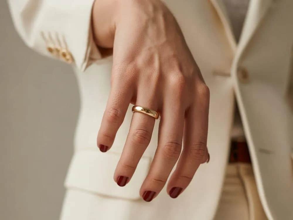 Po której stronie nosi się obrączkę? Tradycje i znaczenie w Polsce