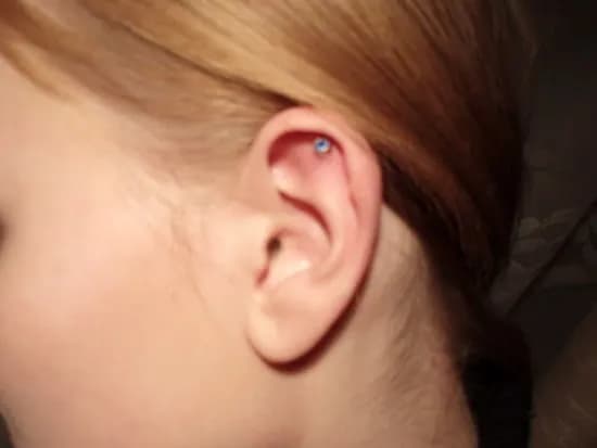 Czy kolczyk w chrząstce boli? Prawda o bólu i gojeniu się ran