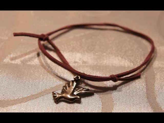 Jak zakładać bransoletkę lilou na wstążce, aby idealnie pasowała