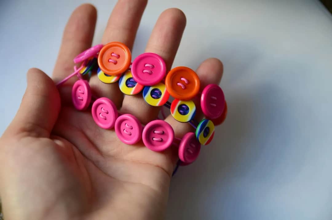 Jak zrobić naszyjnik z guzików - proste metody na unikalną biżuterię