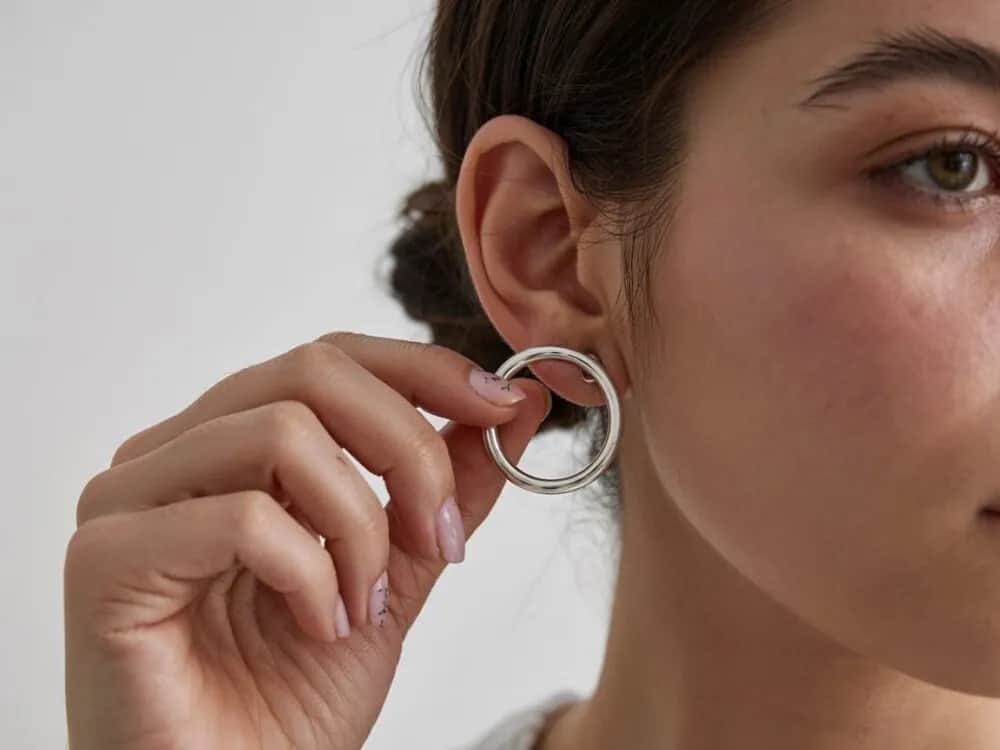 Jak zapiąć kolczyk z kulką - proste kroki, które ułatwią to zadanie