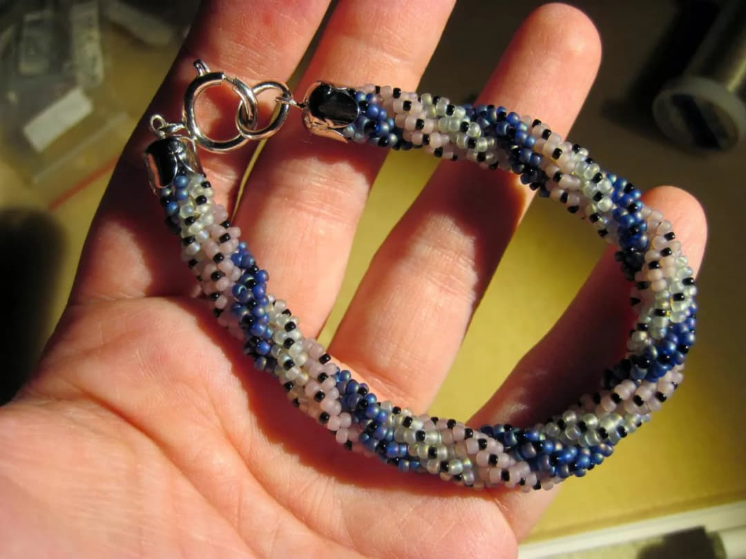Jak zrobić bransoletkę i naszyjnik z koralików - proste kroki dla każdego