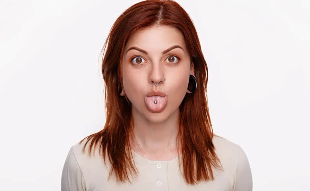 Kolczyk na języku po co? Odkryj powody i ryzyka związane z piercingiem