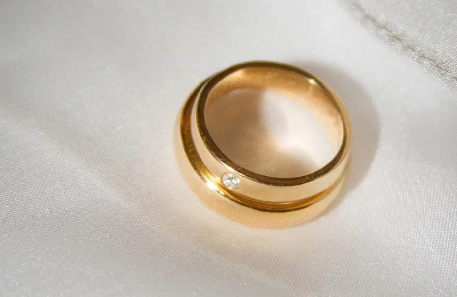 Kto powinien nieść obrączki do ślubu? Tradycje i alternatywy, które zaskakują