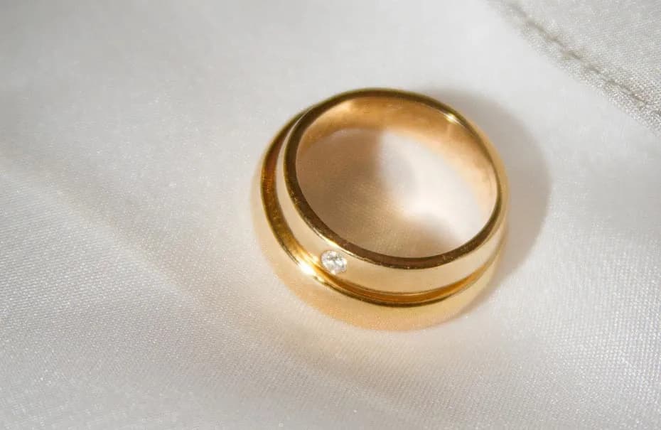 Kto powinien nieść obrączki do ślubu? Tradycje i alternatywy, które zaskakują