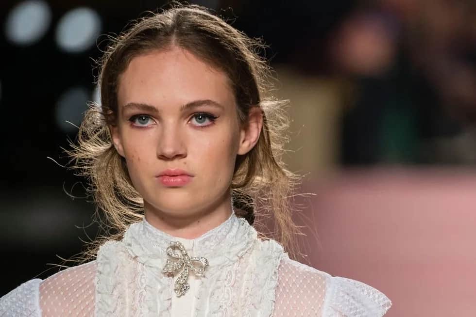 Jak nosić naszyjnik kołnierzyk, aby wyglądać stylowo i modnie