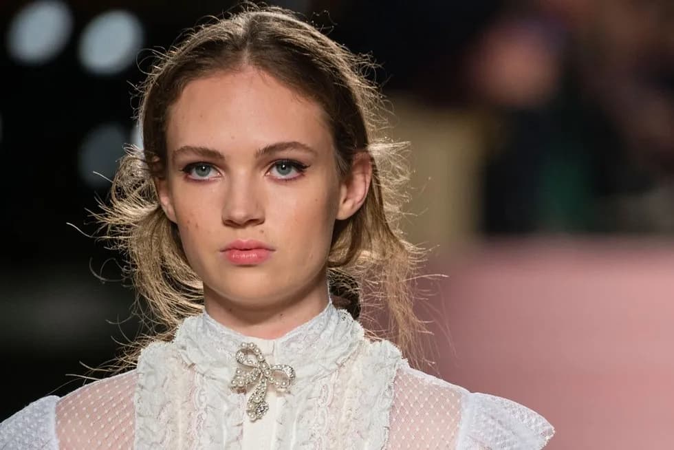 Jak nosić naszyjnik kołnierzyk, aby wyglądać stylowo i modnie