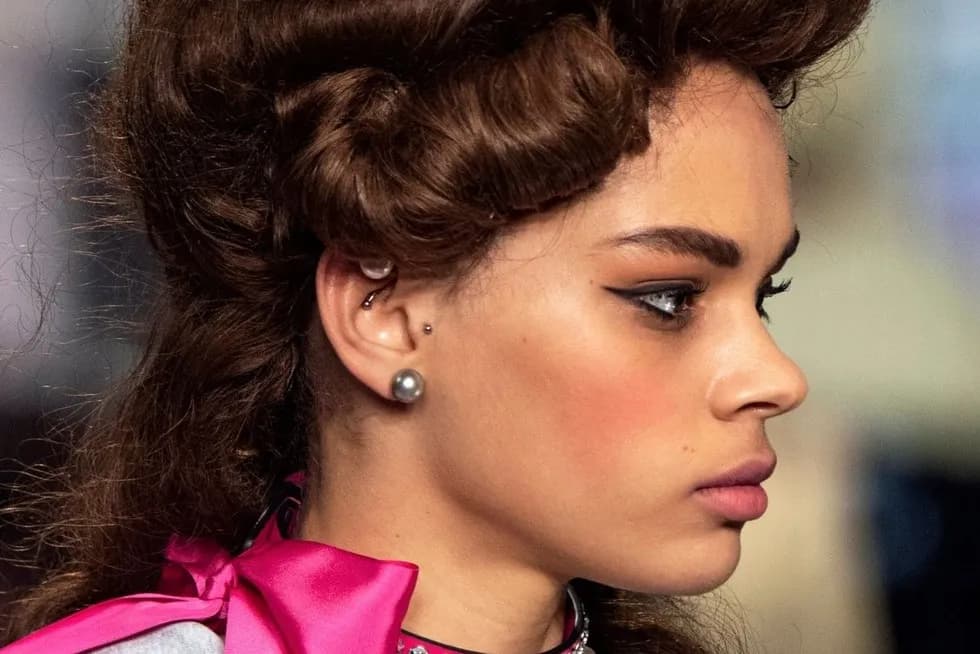 Kolczyk w chrząstce ucha czy boli? Odkryj prawdę o bólu