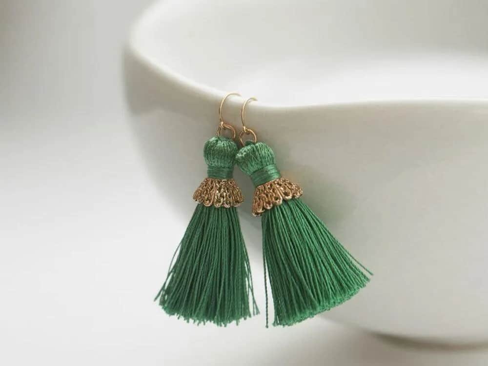 Jak zrobić kolczyki chwosty – proste metody na wyjątkową biżuterię