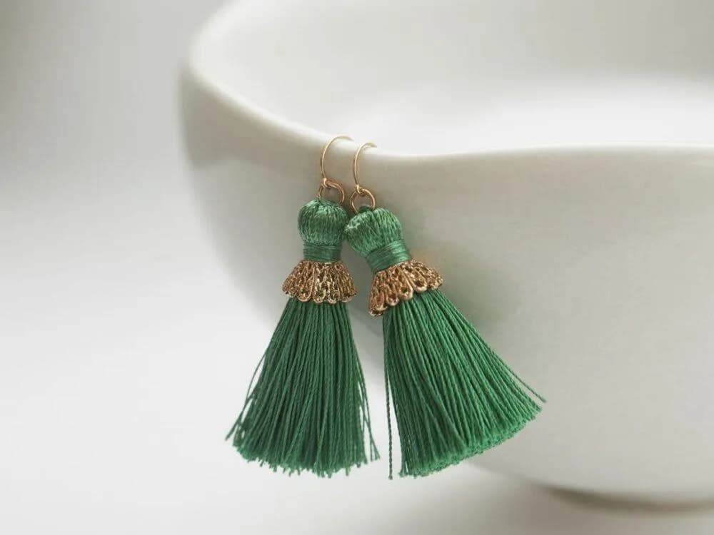 Jak zrobić kolczyki chwosty – proste metody na wyjątkową biżuterię