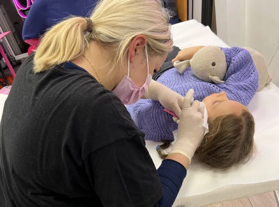 Kiedy kolczyki dla dziewczynki: bezpieczny wiek i ważne wskazówki