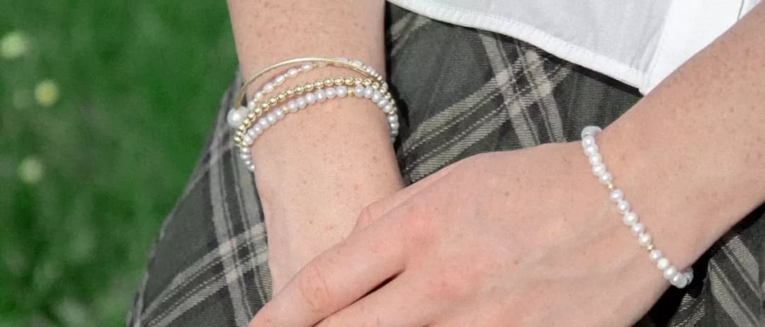 Na której ręce nosi się bransoletkę damską? Odkryj tajemnice stylu