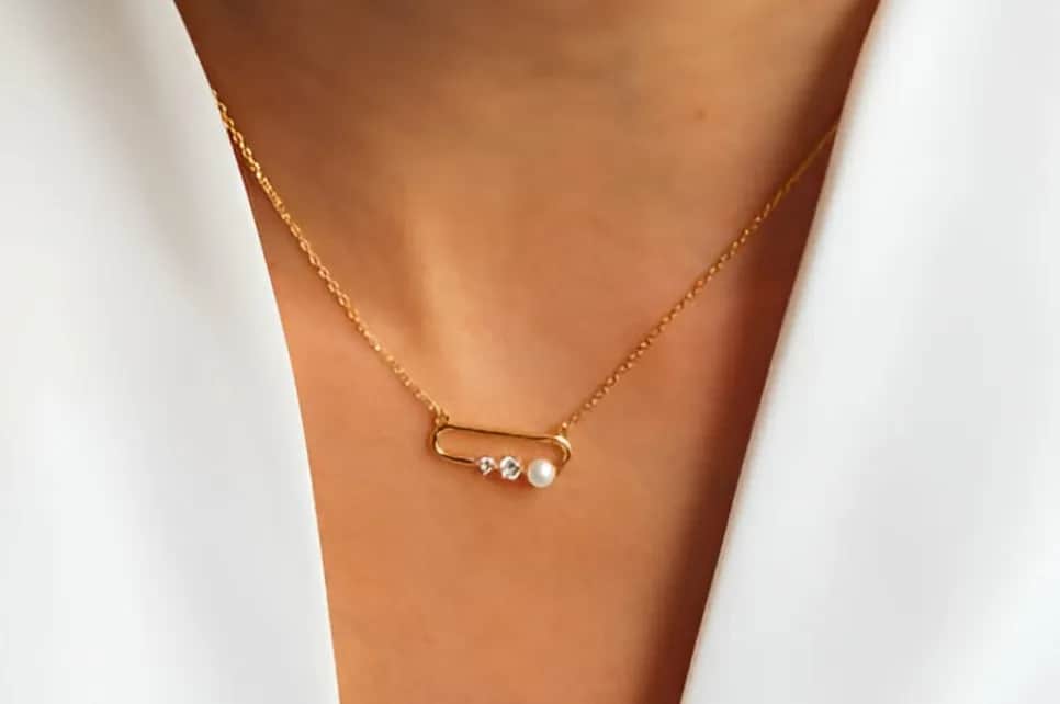 Naszyjnik z agrafką co oznacza? Poznaj jego głębokie znaczenie