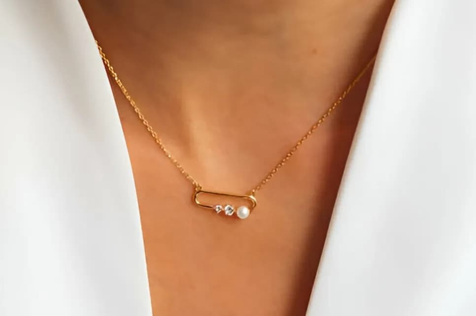 Naszyjnik z agrafką co oznacza? Poznaj jego głębokie znaczenie