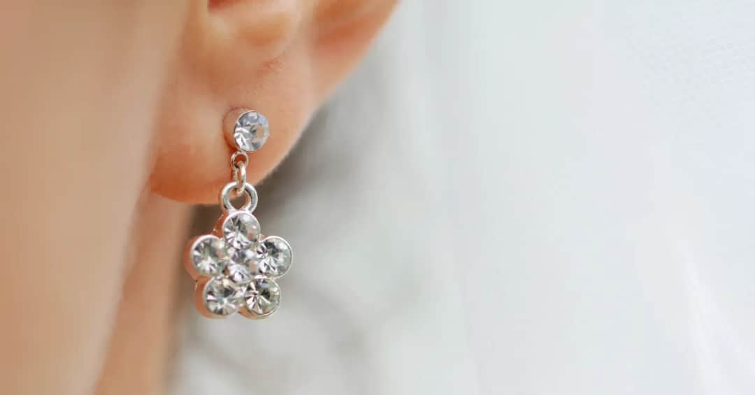 Jak wyczyścić sztuczne kolczyki, by nie uszkodzić ich blasku