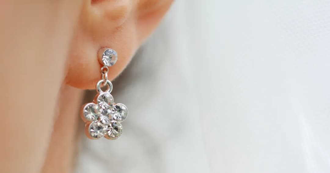 Jak wyczyścić sztuczne kolczyki, by nie uszkodzić ich blasku