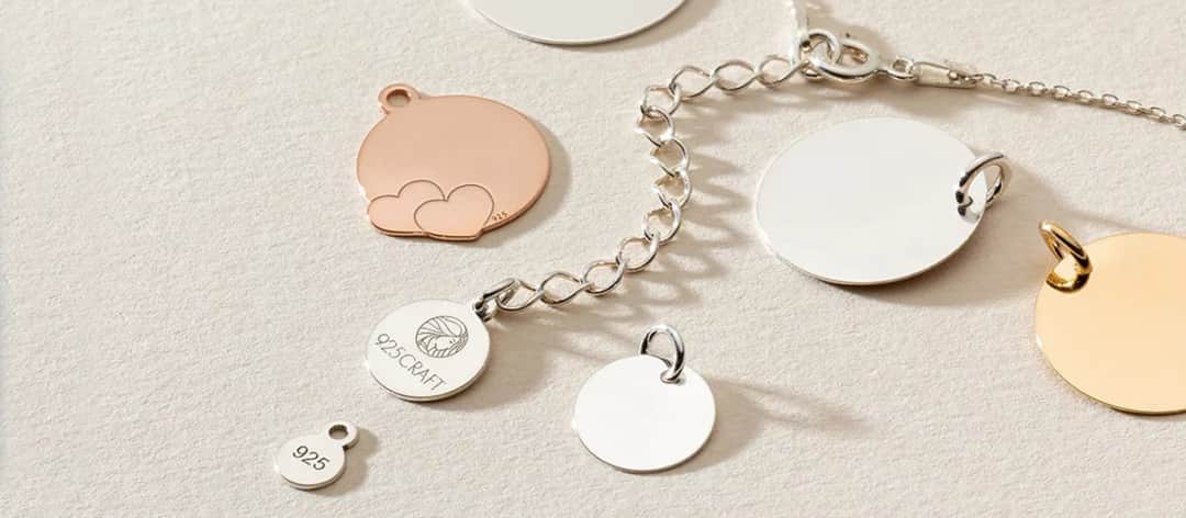 Ile kosztuje wygrawerowanie napisu na naszyjniku? Sprawdź ceny!