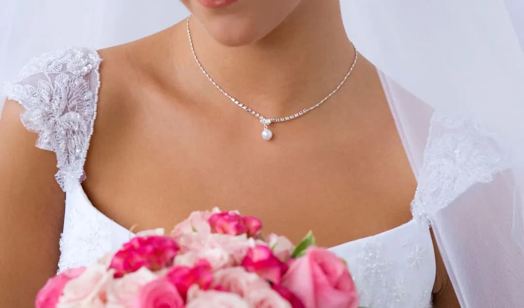 Jaki naszyjnik do dekoltu w szpic – unikaj błędów w stylizacji