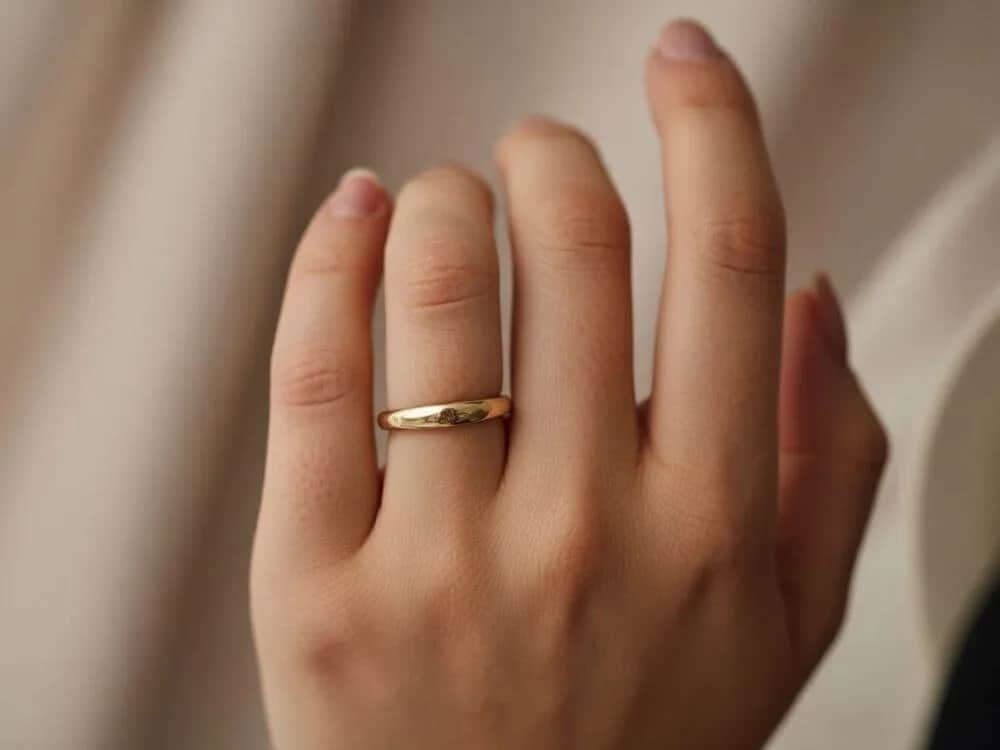 Na który palec zakłada się obrączkę? Odkryj tradycje i znaczenie